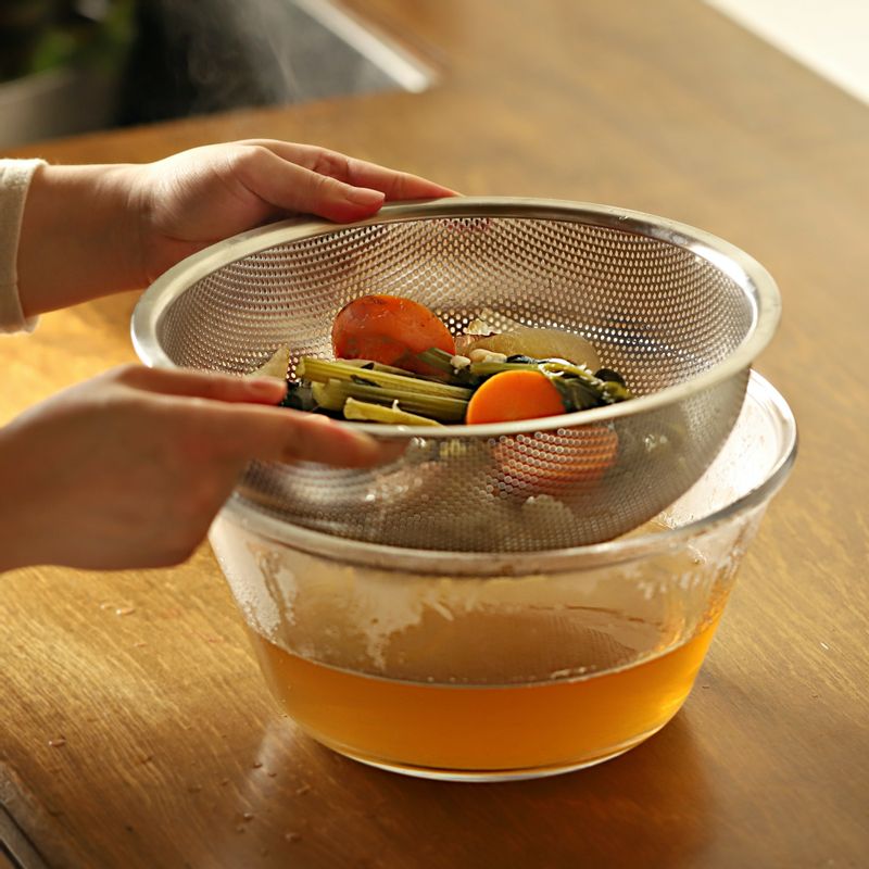 충분히 우러나온 채소는 체에 밭쳐 걸러주세요.
(tip. 채수는 한 김 식힌 후 밀폐 용기에 담아 냉장 또는 냉동 보관하여 사용하면 편리해요.
냉장은 3~4일 내로 사용해 주세요. 냉동은 3개월 이내로 사용하는 것이 좋아요)