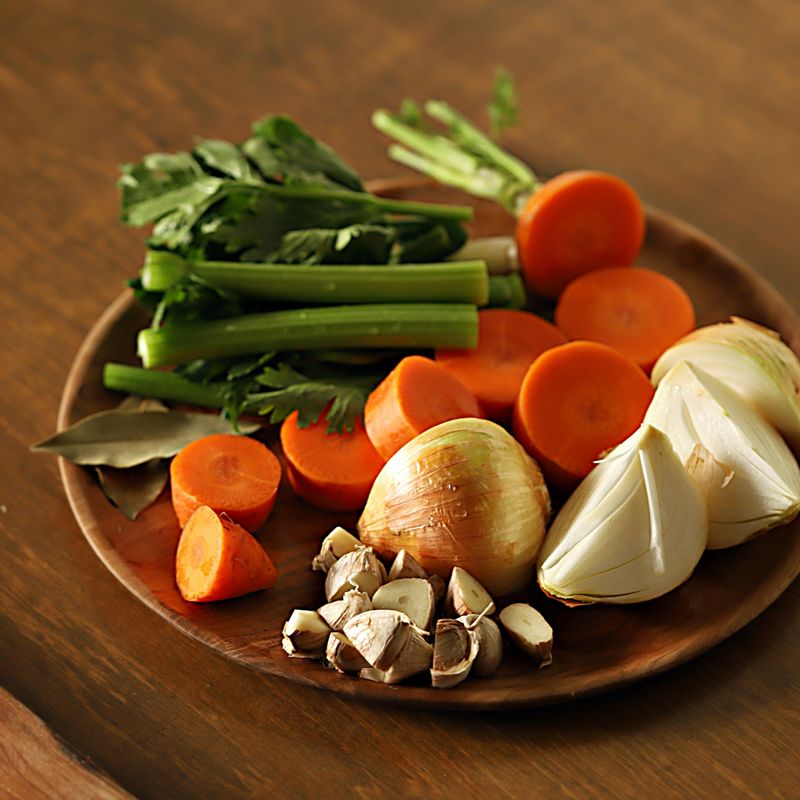 채소를 큼직하게 썰어 주세요.
(tip. 양파와 마늘은 흙이 묻은 겉껍질은 벗기고, 속껍질은 사용해 주세요)