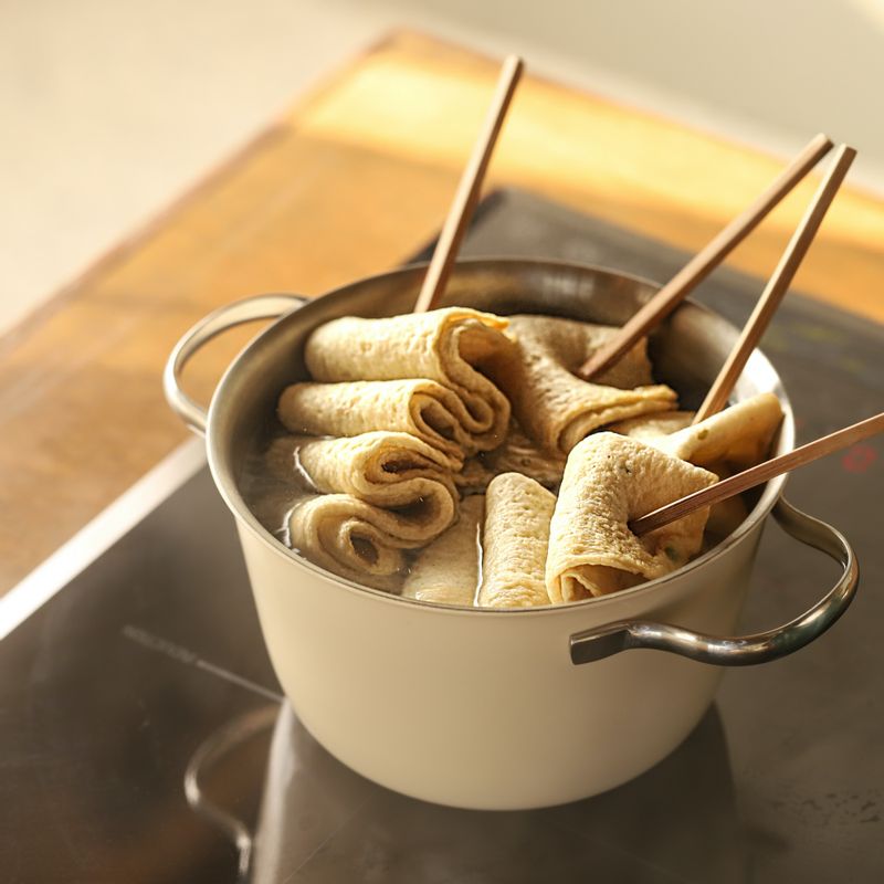 끓는 물에 어묵 꼬치를 5분 정도 끓여주세요.