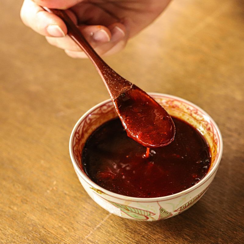 볼에 소스 재료를 섞어주세요.