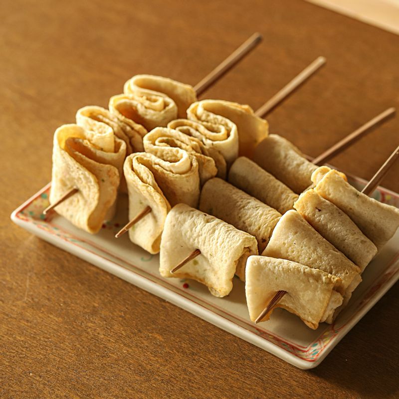 어묵은 먹기 좋게 2장씩 꼬치에 꽂아주세요.