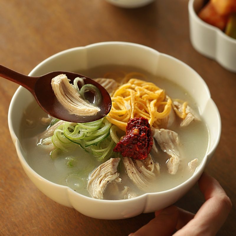 지단과 송송 썬 대파를 얹고 기호에 따라 소금장과 다진 양념을 곁들여 맛있게 즐겨주세요.