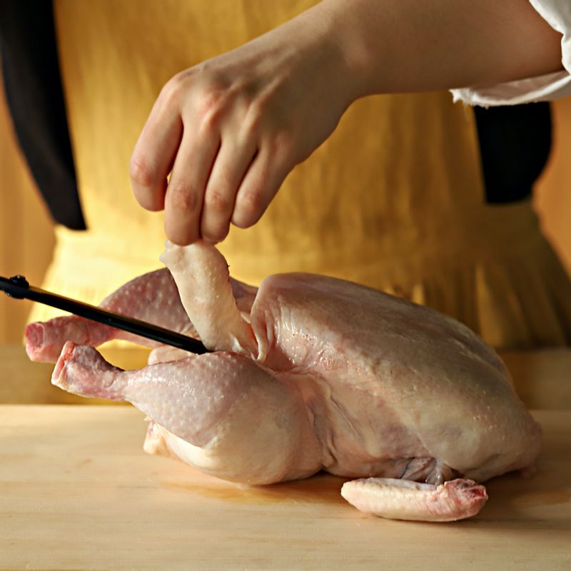 닭은 내장과 꽁지, 지방, 날개 끝을 제거한 후 뱃속에 핏물이 없이 깨끗이 씻어 냄비에 넣고 닭 삶는 재료와 함께 50분 정도 삶아주세요.