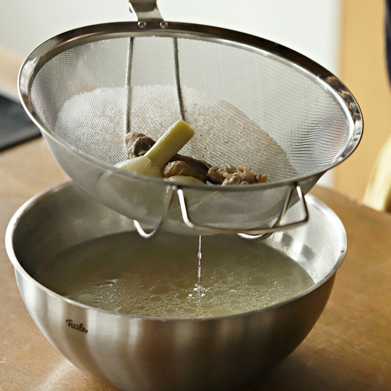 닭 육수에 닭뼈를 넣어 중불에서 30~40분 정도 끓여주세요. 국물이 진하게 우러나면 체에 밭쳐 건더기를 걸러내고 면포에 걸러 닭곰탕 육수를 만들어주세요.
(tip 뽀얀 국물이 우러날 때까지 물 3컵을 추가해서 끓여주세요.)