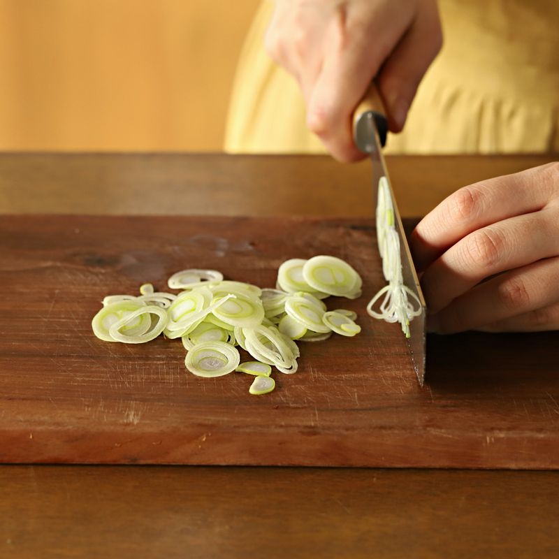 대파는 송송 썰고 달걀은 약간의 소금을 넣고 섞어 약한 불에서 지단을 부친 후 채를 썰어주세요.