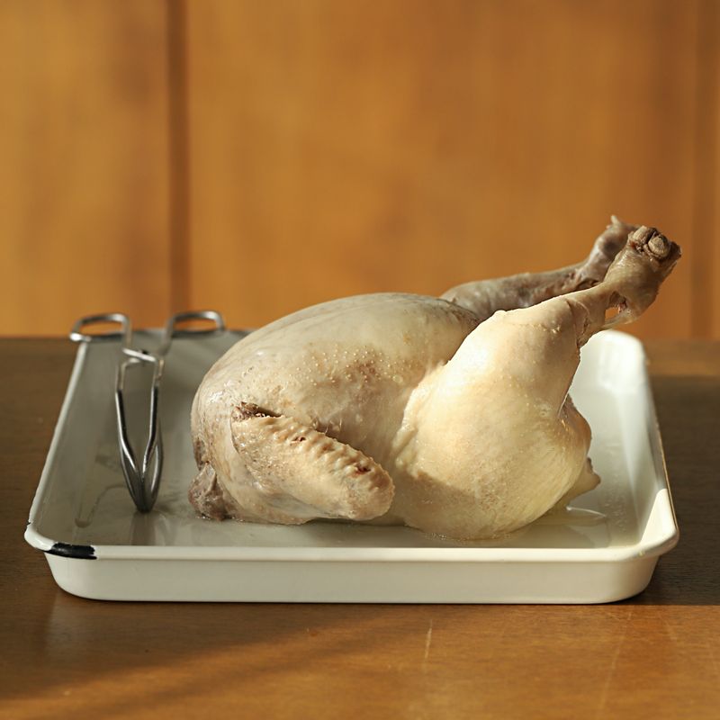 닭 육수에서 닭을 건져낸 후 한 김 식혀 살과 뼈를 분리하고 살은 결대로 먹기 좋게 찢어 준비해 주세요.