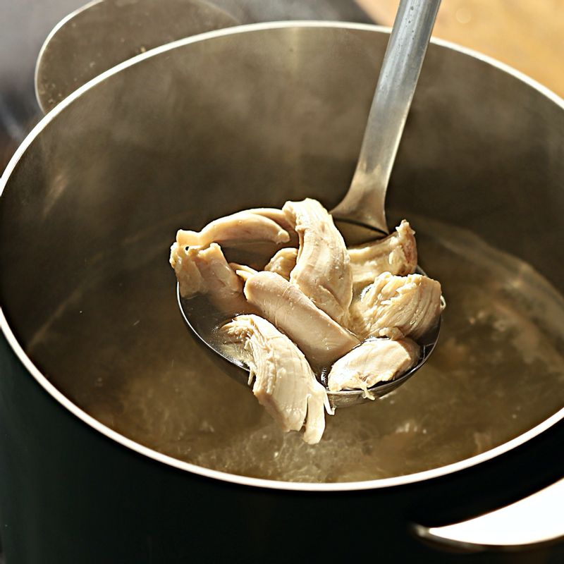 냄비에 닭곰탕 육수를 붓고 닭살을 넣어 한소끔 끓여 마무리해 주세요.