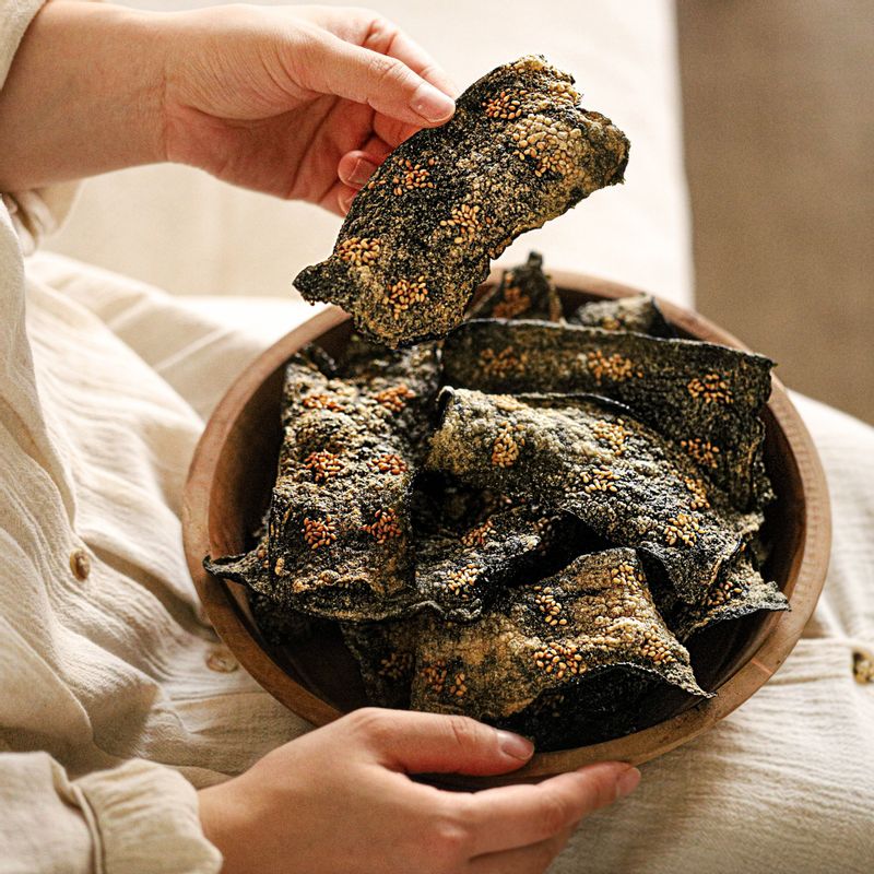 기호에 따라 한 김 식힌 후 새우 가루 또는 설탕 등을 뿌려 맛있게 즐겨주세요.