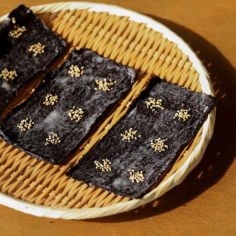 찹쌀 풀을 바른 김은 전자레인지에 1분 정도 돌린 후 바람이 통하는 실온에서 반나절 말리거나 50도의 건조기에서 5~6시간 말려주세요.