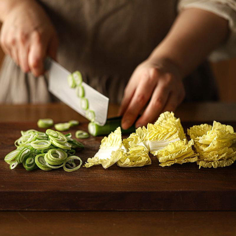 배춧잎은 한 입 크기로 자르고, 대파와 쪽파는 송송 썰어주세요.