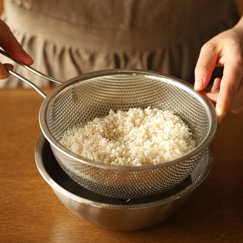 쌀을 씻어 30분 정도 불린 후 체에 밭쳐 물기를 빼주세요.
(기호에 따라 쌀과 찹쌀을 섞어 만들어도 좋아요.)