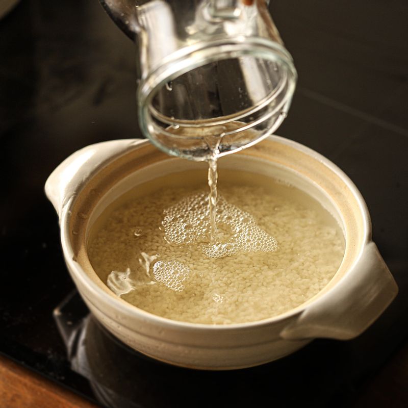 냄비에 불린 쌀과 다시마 육수를 넣고 뚜껑을 닫아 중불에서 끓여주세요. 밥물이 끓어오르면 약불로 줄여 10~15분 정도 익혀주세요.