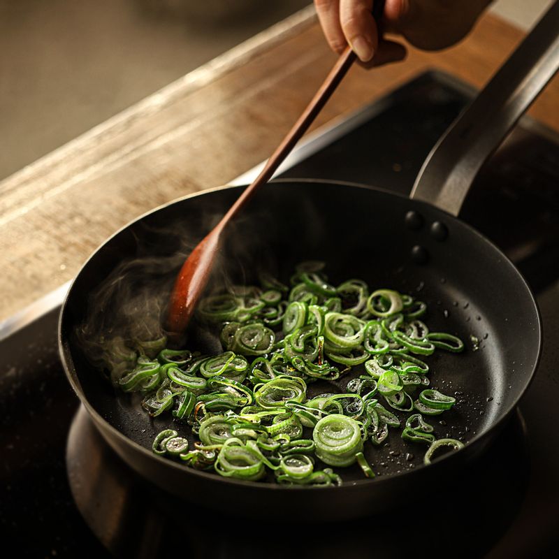 달군 팬에 기름을 두른 후 파를 볶아주세요. 파 향이 올라오면 배춧잎을 넣어 볶다가 차돌박이를 넣고 소금, 후춧가루를 뿌려 노릇하게 볶아주세요.