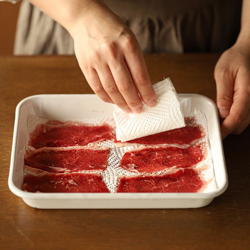 차돌박이는 키친타올에 올려 핏물을 제거해 주세요.