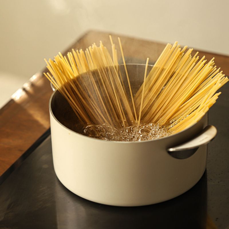 끓는 물에 소금과 면을 넣고 10~12분간 삶아주세요. 삶아진 면은 건진 후 올리브오일을 뿌려 버무려두고, 면수는 따로 덜어주세요.