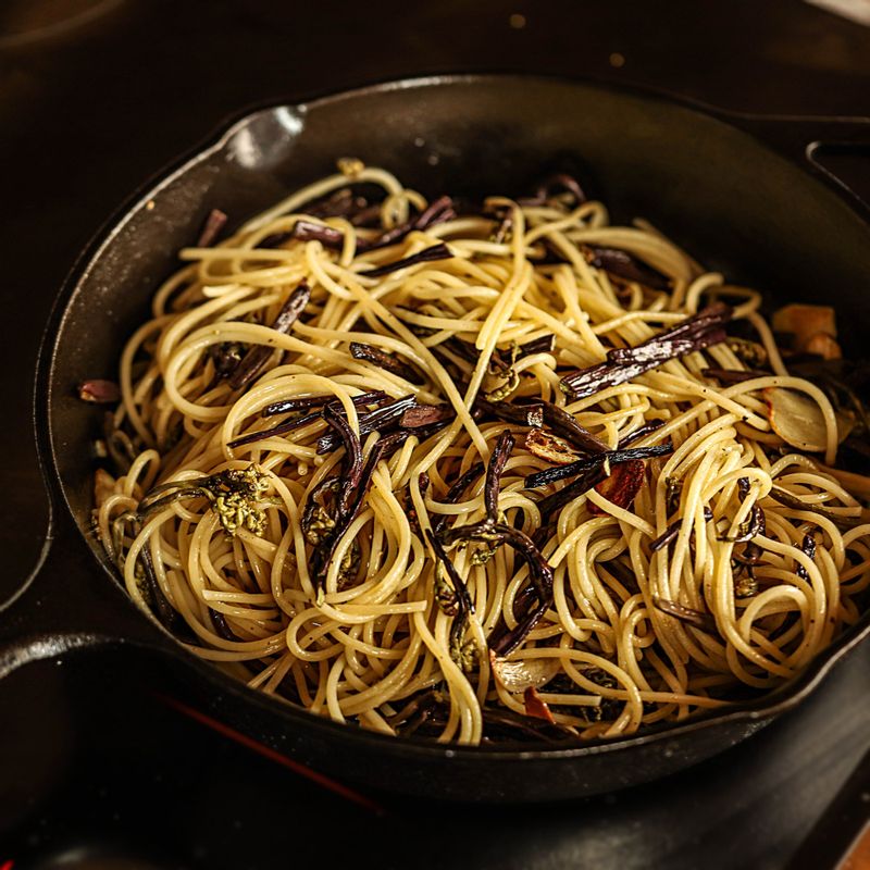 볶아진 고사리에 면을 넣고 소금, 후춧가루로 간을 한 후 파마산치즈를 뿌려 맛있게 즐겨주세요.