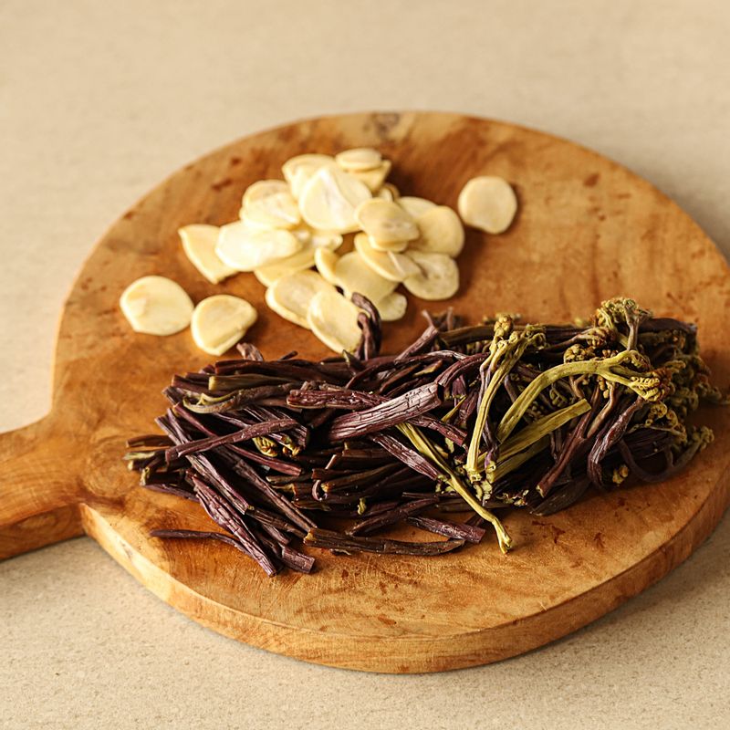 고사리는 먹기 좋은 크기로 자르고, 마늘은 편썰어 주세요. (말린 고사리를 사용하실 경우 반나절 이상 물에 불린 후, 불린 물에 부드러워질 때까지 푹 삶아준 후, 찬물에 3시간 정도 담가 고사리의 아린맛을 제거하고 사용해 주세요.)