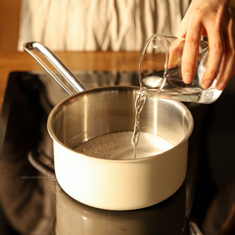 냄비에 시럽 재료를 넣어 중약불에서 젓지 않고 10분 정도 끓이다가 약불로 5분 정도 끓여 황금색이 나면 불을 꺼주세요.
(tip. 찬물에 완성된 시럽을 떨어뜨려 보았을 때, 금방 굳고 건져서 잘 부서지면 잘 끓여진 거예요.)