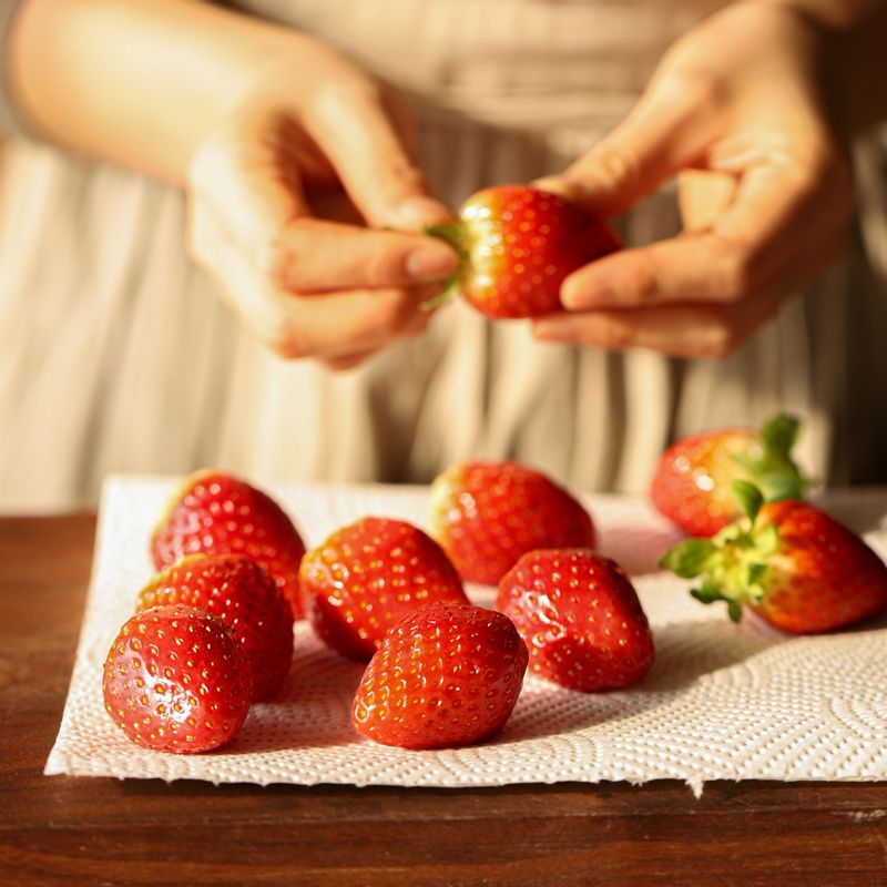 깨끗이 씻은 딸기는 손으로 꼭지를 뗀 후 키친타월에 올려 물기를 완전히 제거해 주세요.