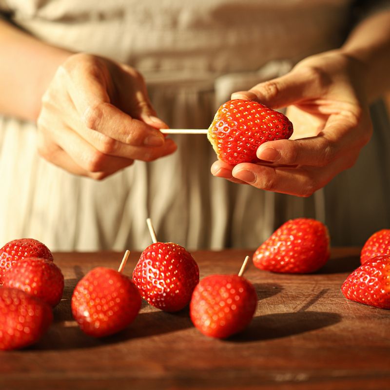 꼬치에 딸기를 끼워주세요.
(tip. 딸기는 싱싱하고 단단한 딸기를 사용하는 것이 좋으며 과즙이 나오지 않도록 살살 끼워주세요.)