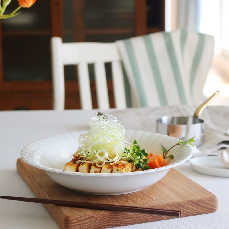 드레싱 재료를 잘 섞어서 준비합니다. 그릇에 두부를 담고 파채와 무순을 얹은 후 드레싱과 검은깨를 뿌려주세요.