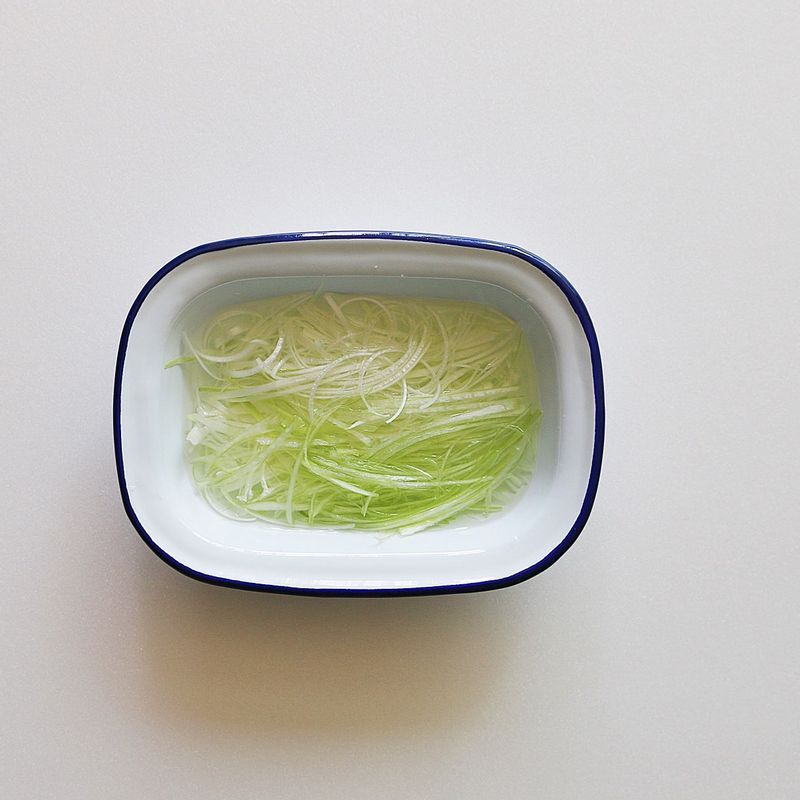 대파는 흰 부분만 곱게 채 썰어 찬물에 담갔다가 여러 번헹군 후 체에 밭쳐 물기를 제거합니다.