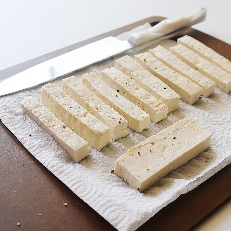 두부를 막대 모양으로 길게 썰고 소금과 후추로 밑간을 합니다. 키친타월로 두부의 물기를 제거해주세요.