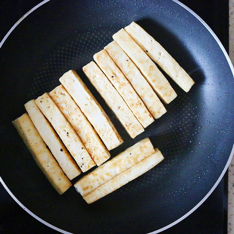 달군 팬에 식용유를 두르고 두부를 돌려가며 노릇하게 구워주세요.