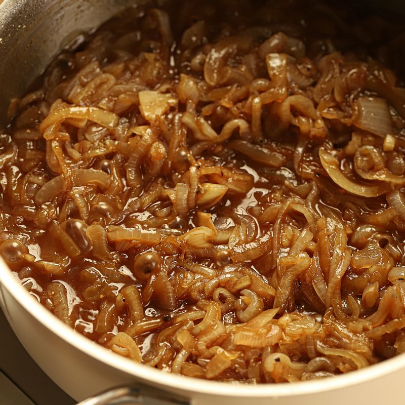 양파에 설탕과 생강가루, 발사믹 식초를 넣고 30분간 약불에서 볶아 완성해 주세요.