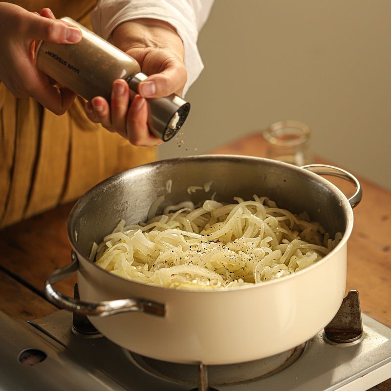 소금과 후추를 넣고 5분 정도 볶은 후 뚜껑을 닫고 15분간 약불에서 익혀주세요.
(중간중간 타지 않게 저어주세요)