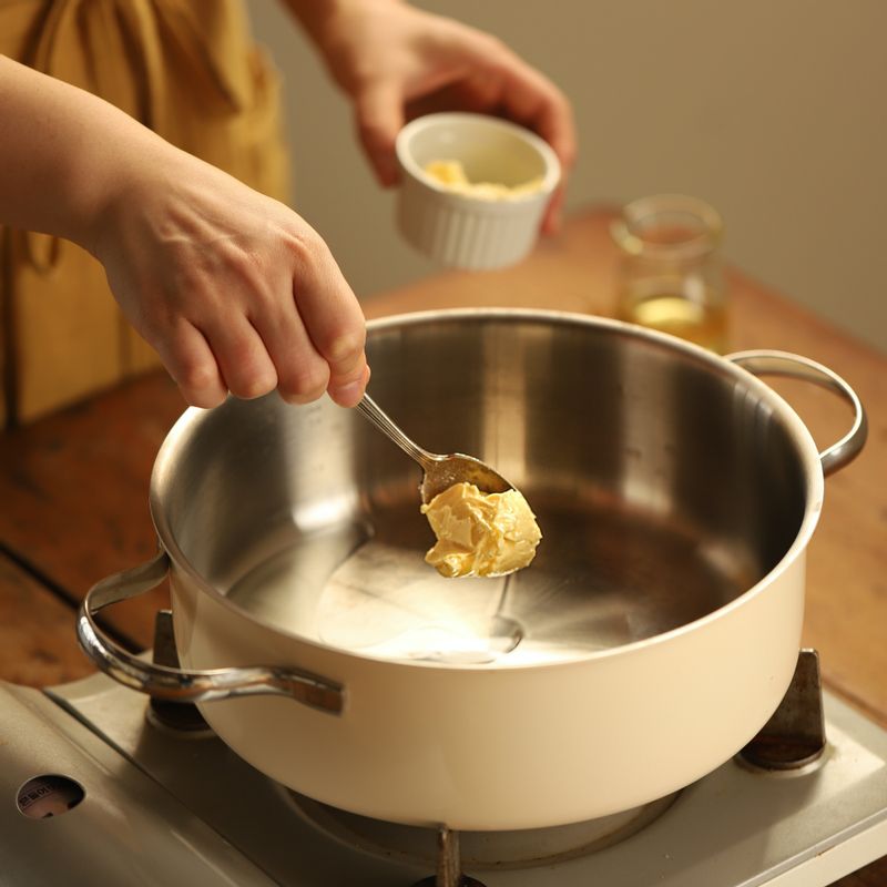 달군 냄비에 버터와 식용유를 넣어 주세요. 버터가 녹으면 채썬 양파를 넣어 볶아주세요.