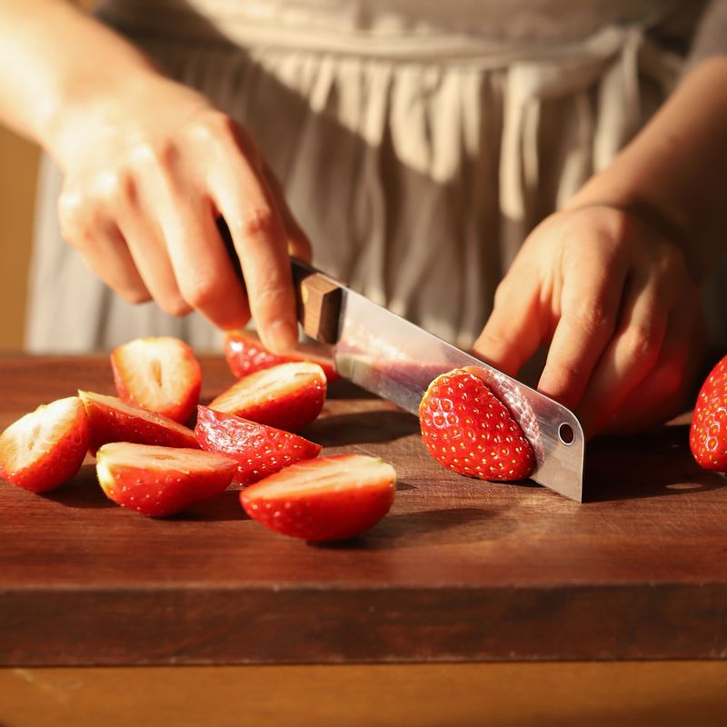 딸기는 깨끗이 씻은 후 물기를 제거해주세요. 꼭지를 제거하고 모양대로 3등분으로 잘라주세요. 볼에 딸기 시럽 재료를 섞어주세요.
(tip. 딸기 퓌레가 없을 경우 딸기나 냉동딸기를 으깨어 설탕과 레몬즙을 넣어 만드시거나 기호에 따라 커피 시럽을 발라 만드셔도 돼요.)
