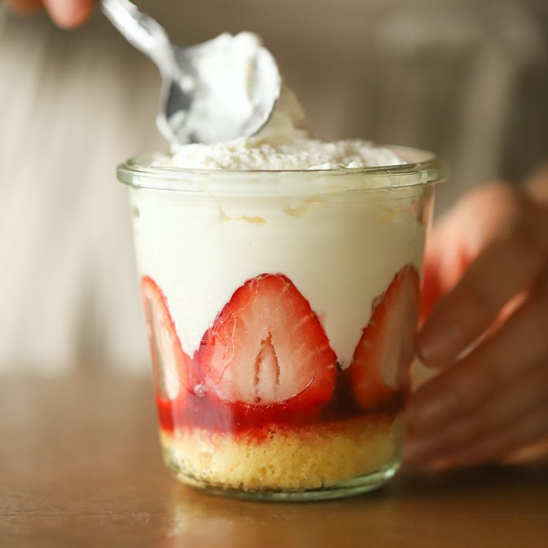 크림을 가득 채운 후 남은 딸기와 민트로 장식해 완성해 주세요.