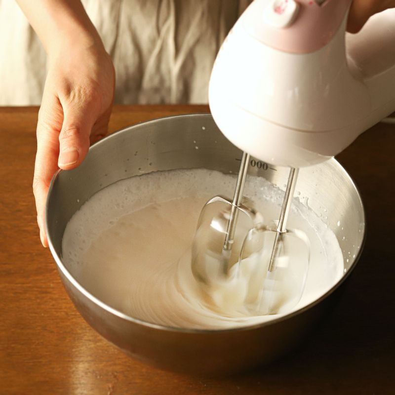 볼에 생크림 휘핑 재료를 넣고 핸드믹서나 거품기로 60~70%정도 휘핑을 해주세요.