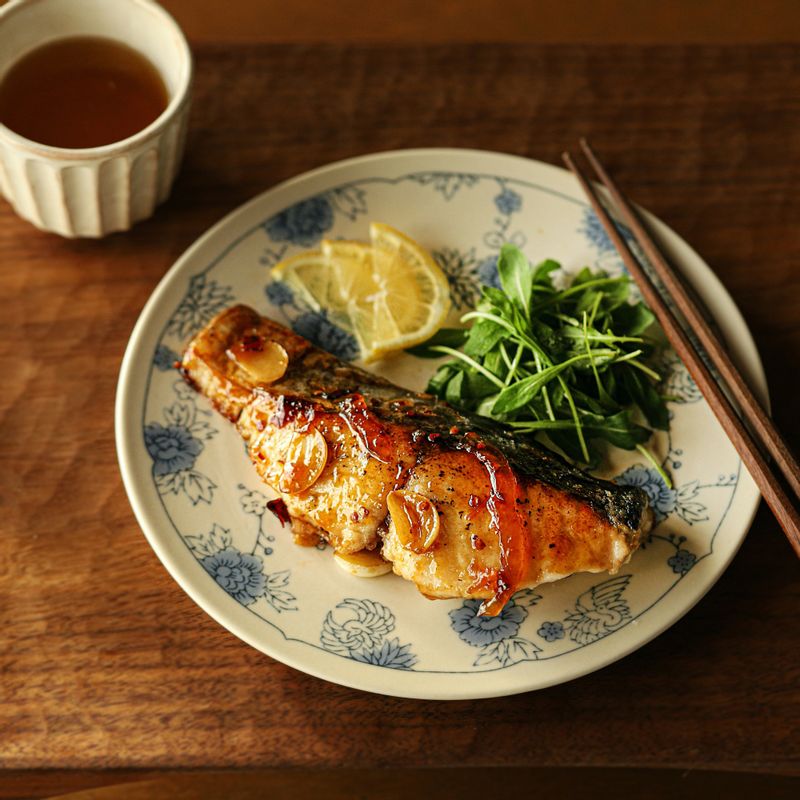 접시에 삼치조림을 담고 기호에 따라 어린잎 채소를 함께 곁들여주세요. 남은 소스를 뿌려 맛있게 즐겨주세요.