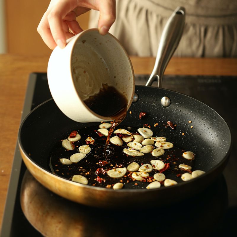 팬에 간장소스와 마늘, 페페론치노를 넣고 소스가 바글바글 끓으면 구워 놓은 삼치를 넣은 후 소스를 끼얹어가며 중약불에서 졸여주세요.