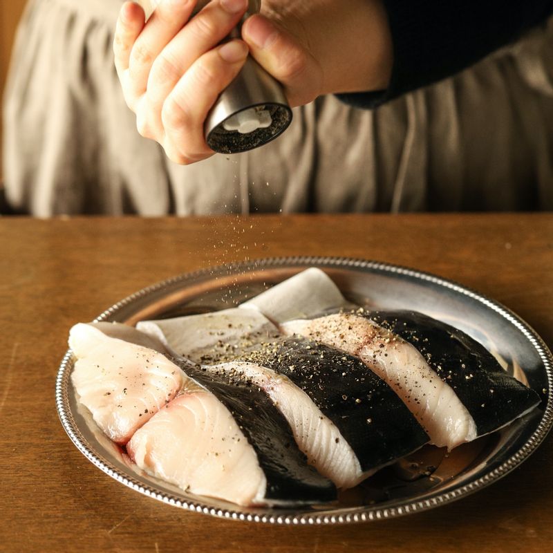 삼치는 흐르는 물에 깨끗이 씻어 내장과 지느러미를 제거하고 가운데 뼈를 제거하고 세 장뜨기 한 후 맛술과 후춧가루를 뿌려 10분 정도 재워주세요.