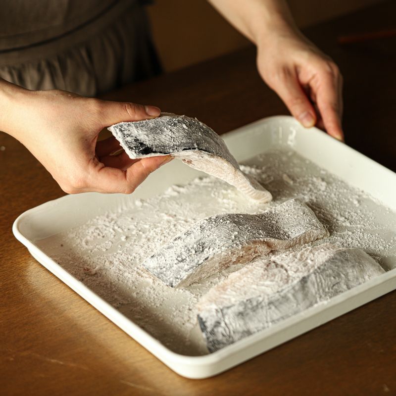 삼치는 물기를 제거하고 녹말가루를 앞,뒤로 고루 묻혀 달군 팬에 기름을 넉넉히 넣은 후 삼치를 앞 뒤로 노릇하게 구워주세요.