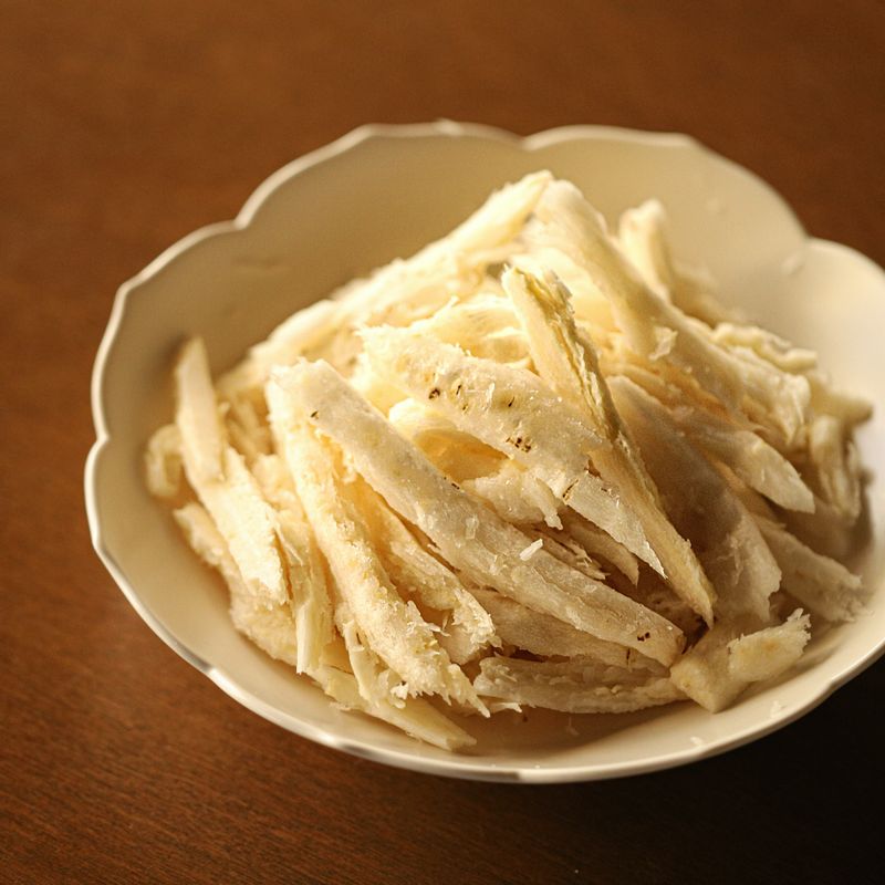 더덕은 결대로 굵게 찢어주세요.