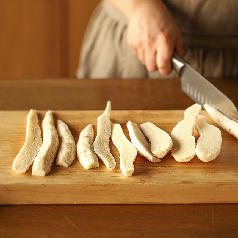 더덕은 칼로 돌려 깎아 껍질을 벗긴 후 물에 깨끗이 씻고 반 갈라 밀대로 살살 두드려 펴 주세요.
(tip. 껍질을 벗길 때 비닐장갑을 끼고 하시면 더덕의 끈적한 진액이 손에 붙지 않게 껍질을 벗길 수 있어요.)