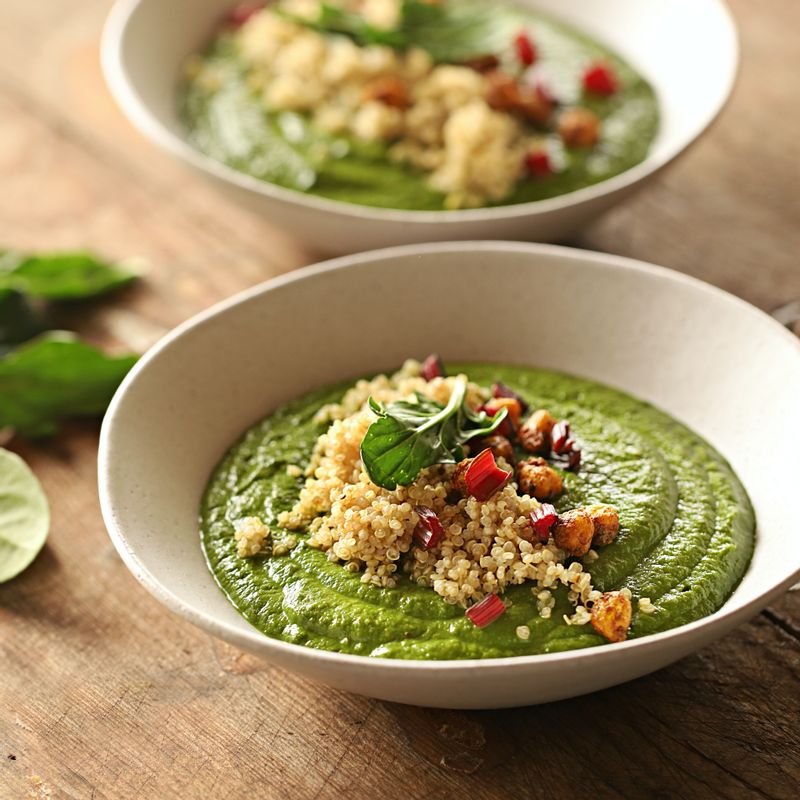 그릇에 커리를 담고 퀴노아와 볶아 둔 병아리콩, 근대줄기 등을 곁들여 맛있게 즐겨주세요.