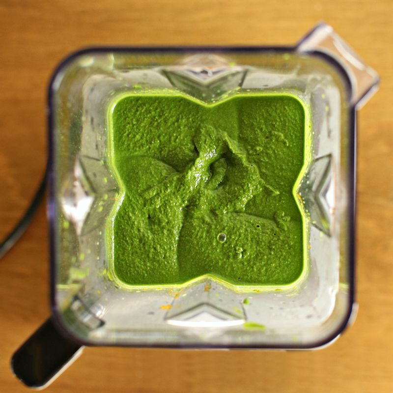 블렌더에 데친채소와 병아리콩, 채수 2컵을 넣어 곱게 갈아준 후, 냄비에 넣고 코코넛 밀크를 넣어 약불에서 한소끔 끓여 완성해 주세요.
(tip. 농도는 채수를 가감하여 취향에 맞게 조절해 주세요)