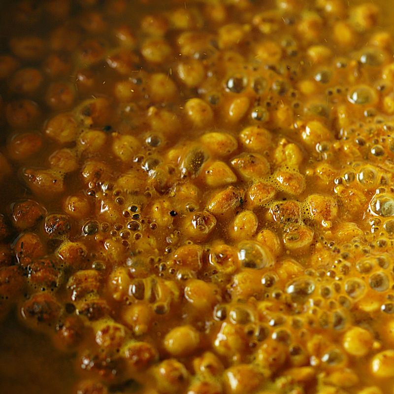 병아리콩에 채수 1컵을 붓고 뚜껑을 닫아 중약불에서 8~10분 정도 익혀주세요.