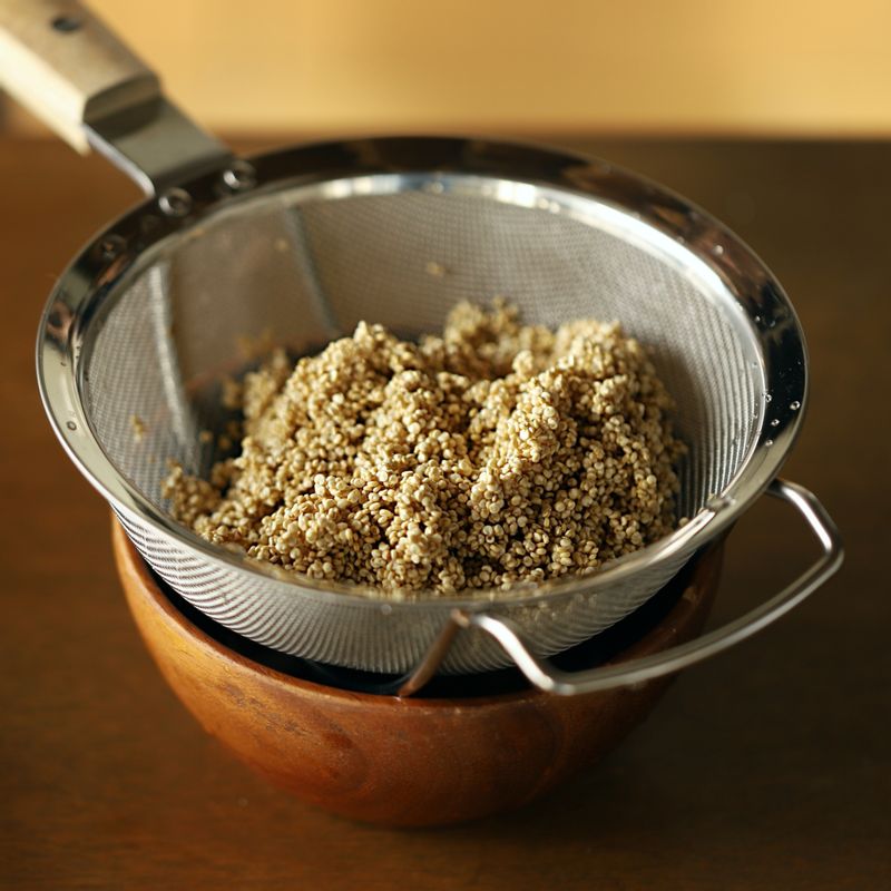 물에 헹군 퀴노아를 냄비에 담고 생수 2컵을 부어 중불에서 10~15분간 끓여주세요.