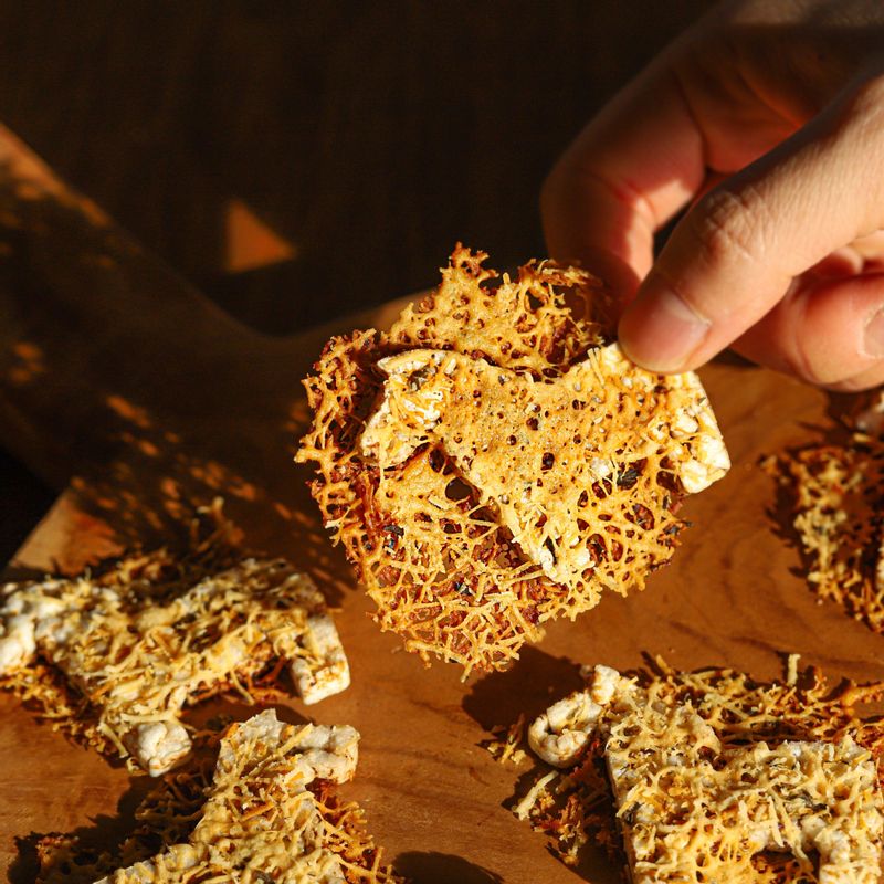 완성된 파마산 호끌락칩스에 파슬리가루를 뿌려 맛있게 즐겨주세요.