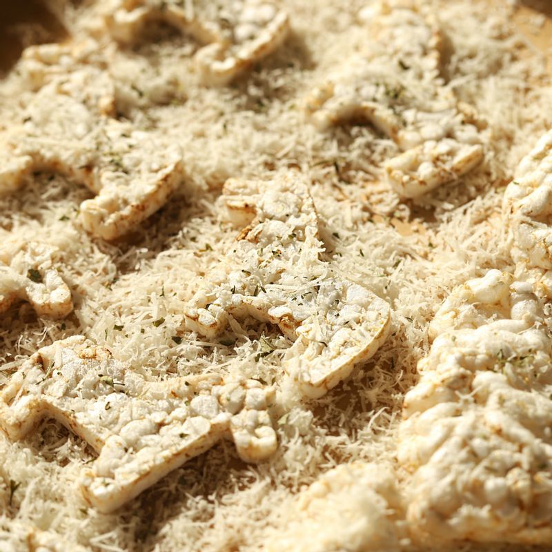 호끌락칩스를 올린 후 파마산치즈를 한번더 갈아서 뿌려주세요.