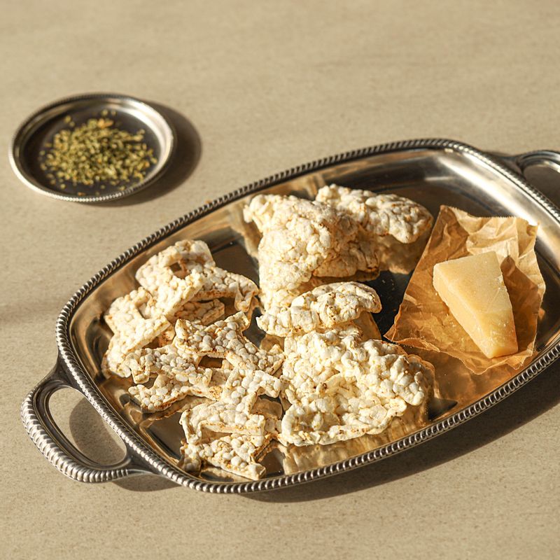 파마산 호끌락칩스을 위한 재료 이미지로 호끌락칩스,파마산치즈,파슬리가루 등으로 구성 되어있습니다.