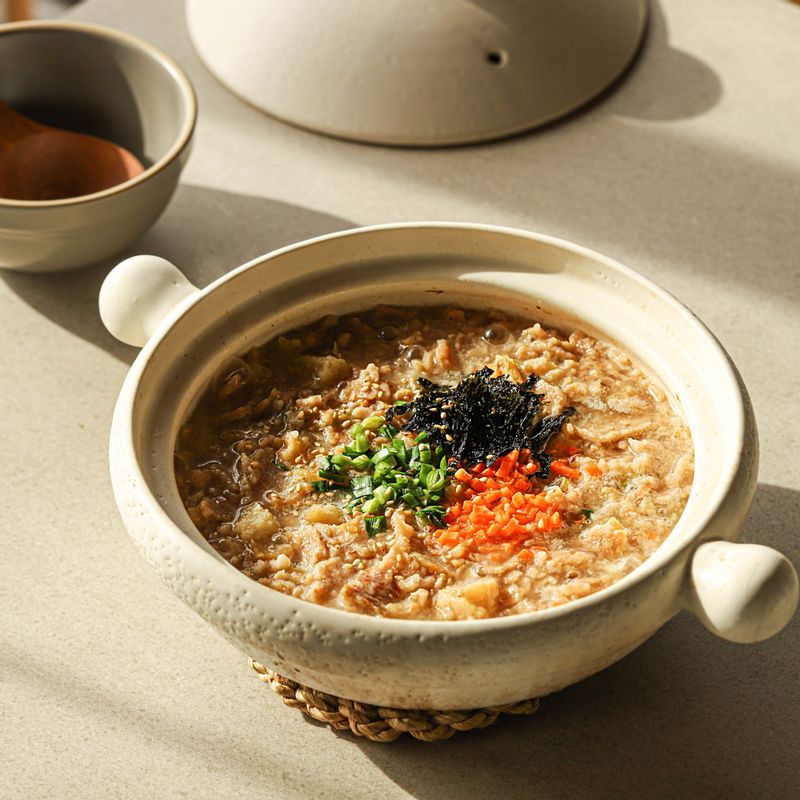 잘게 썬 당근, 부추, 노른자, 김가루, 통깨 등을 곁들여 맛있게 즐겨주세요.