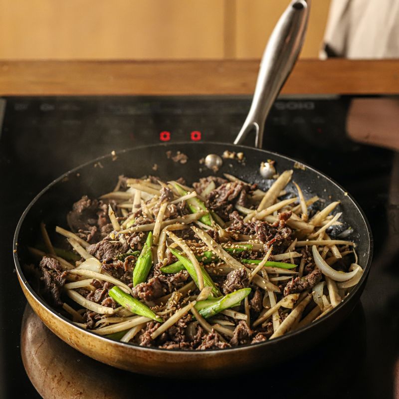 마지막에 참기름을 넣고 불을 끈 후 통깨를 뿌려 맛있게 즐겨주세요.