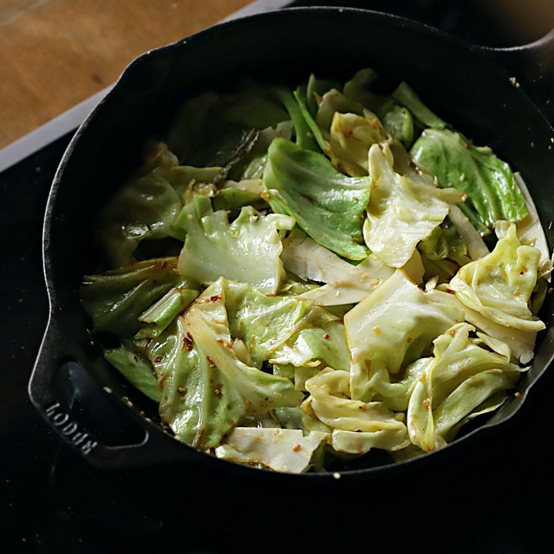 양배추가 투명해지면 간장과 후춧가루를 넣고 향이 나도록 잘 볶아주세요.